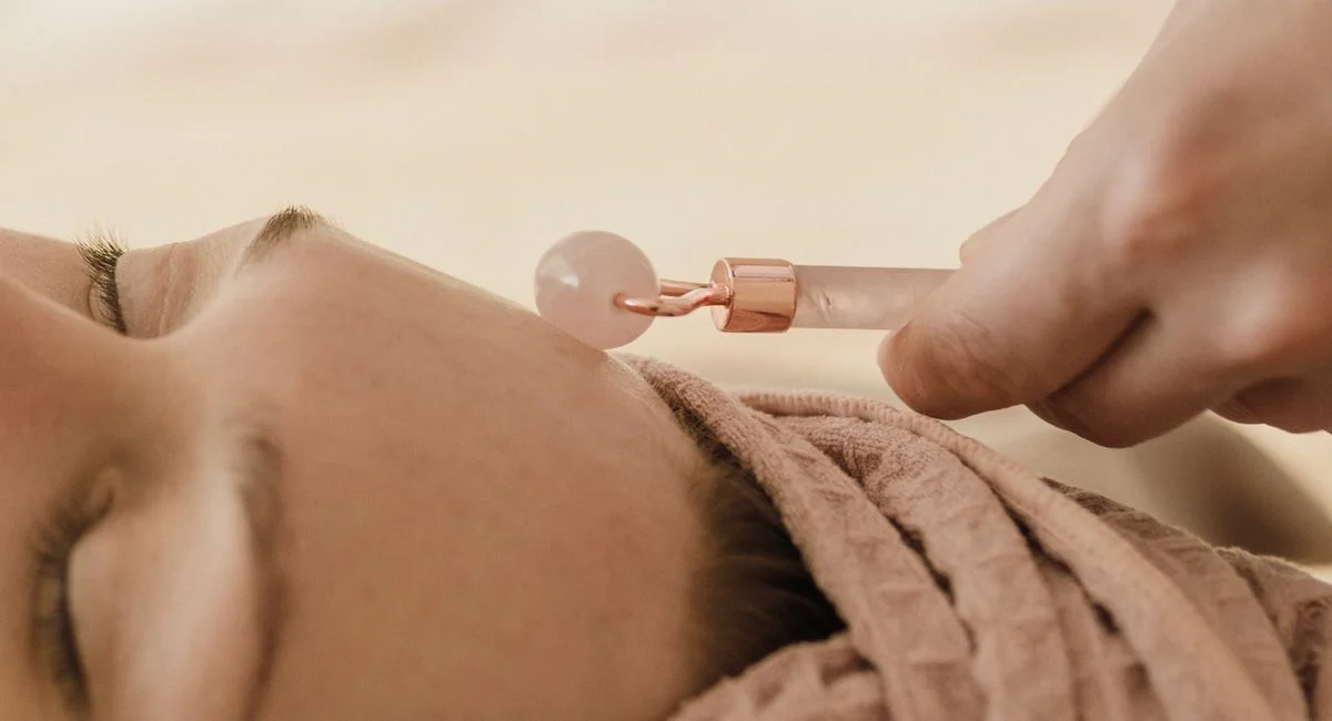 Comment affiner ses joues sans chirurgie ni régime extrême ?