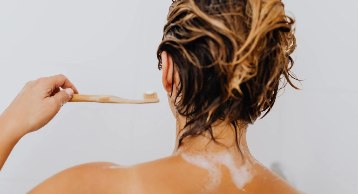 Je perds beaucoup de cheveux au lavage, faut-il vraiment s’inquiéter ?