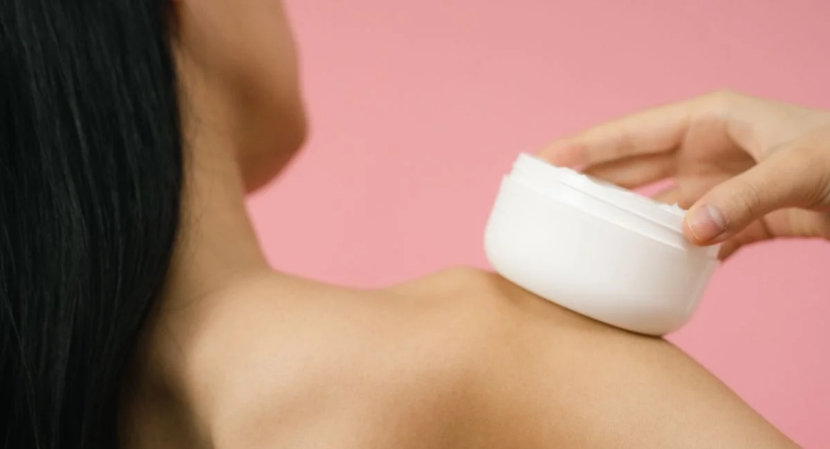 Une poussée de boutons soudaine sur le corps ? Les réflexes qui changent tout