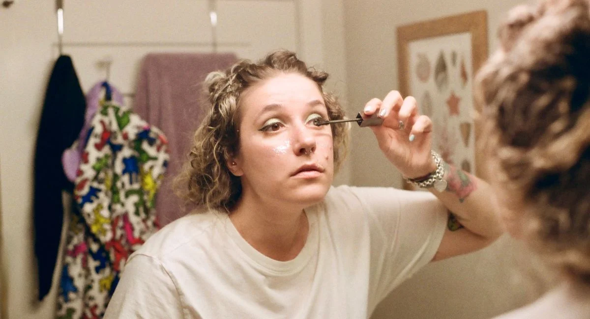 Quelle couleur de mascara pour les yeux verts fait vraiment la différence ?