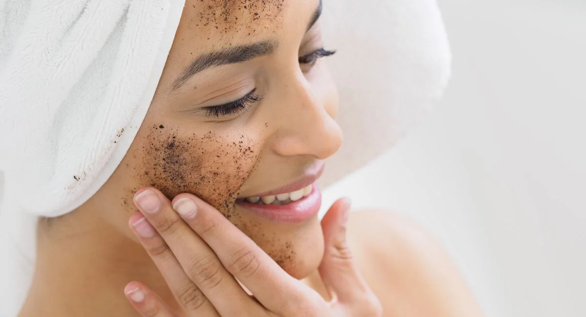 Savon noir sur le visage, miracle ou irritation ? Notre avis sans filtre