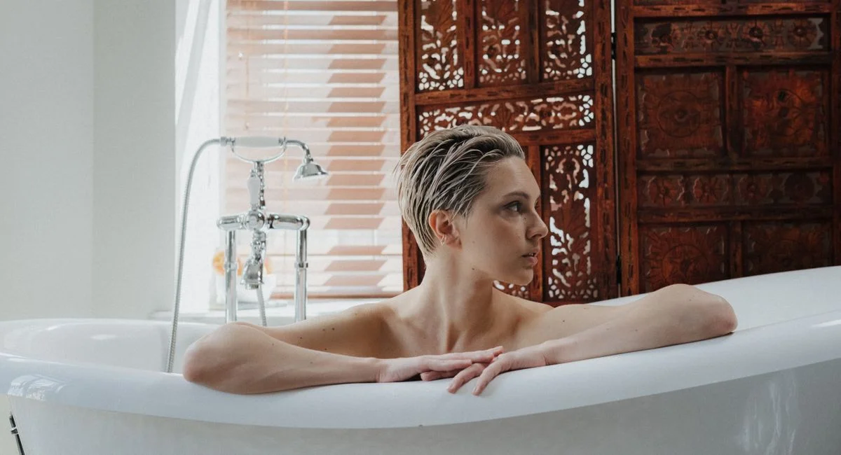 Shampoing qui colore les cheveux blancs : tests réels, formules qui changent tout